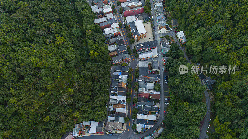 宾夕法尼亚州波科诺斯的小山城Jim Thorpe (Mauch Chunk)的空中全景风景